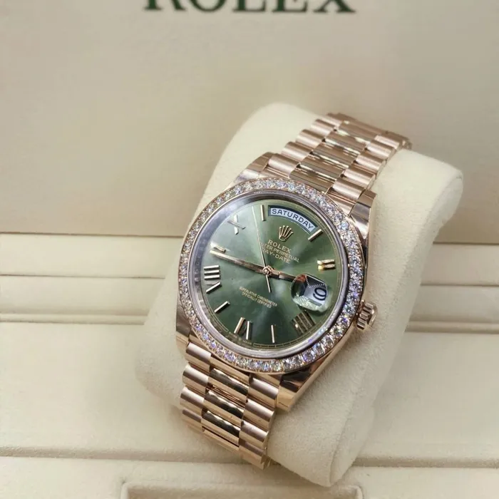 Bracelets Rolex Rolex Day Date 40mm Ref 228345rbr0011 Olive Green Roman Dial Diamond Bezel 18K Rose Gold President Bracelet Mens Watch