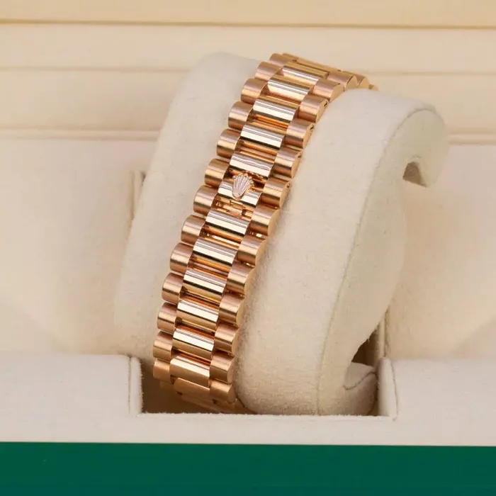 Bracelets Rolex Rolex Day Date 40mm Ref 228345rbr0011 Olive Green Roman Dial Diamond Bezel 18K Rose Gold President Bracelet Mens Watch
