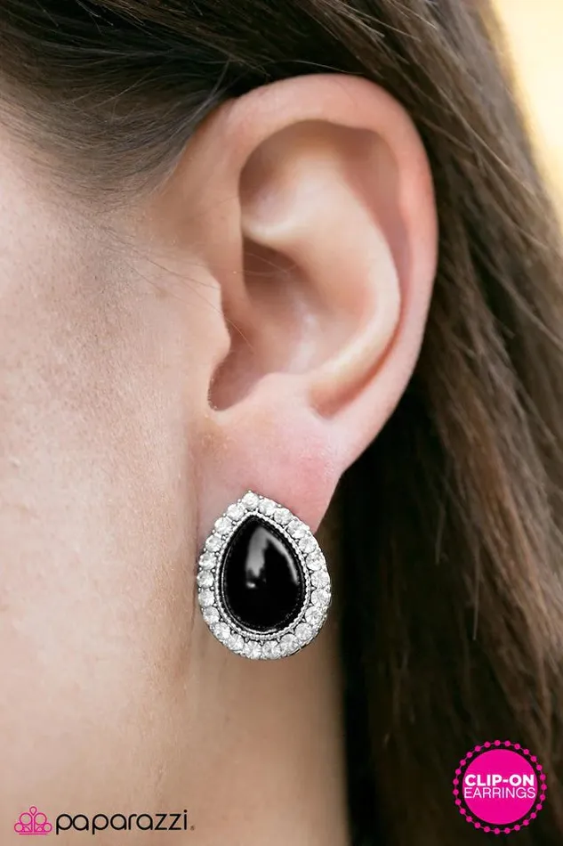 Earrings Paparazzi Jewelry Paparazzi Earring Dinner in Vienna Black