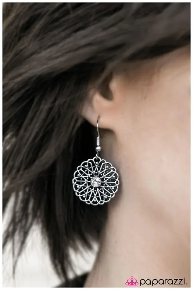 Earrings Paparazzi Jewelry Paparazzi Earring Take Me Sailing White