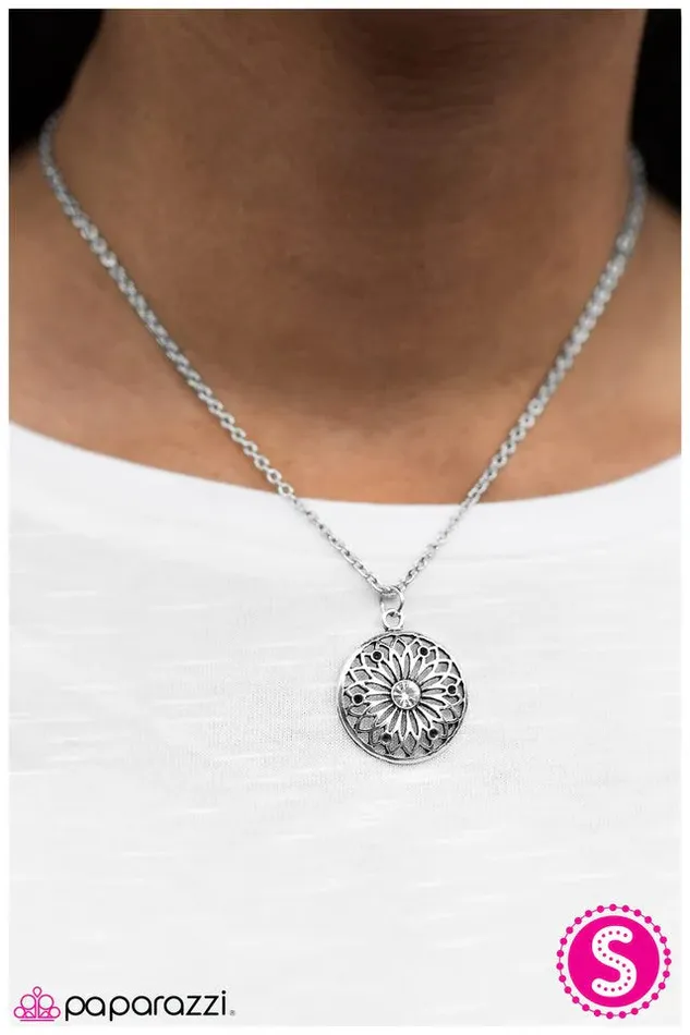 Paparazzi Jewelry Necklaces Paparazzi Necklace A Pretty Sight White