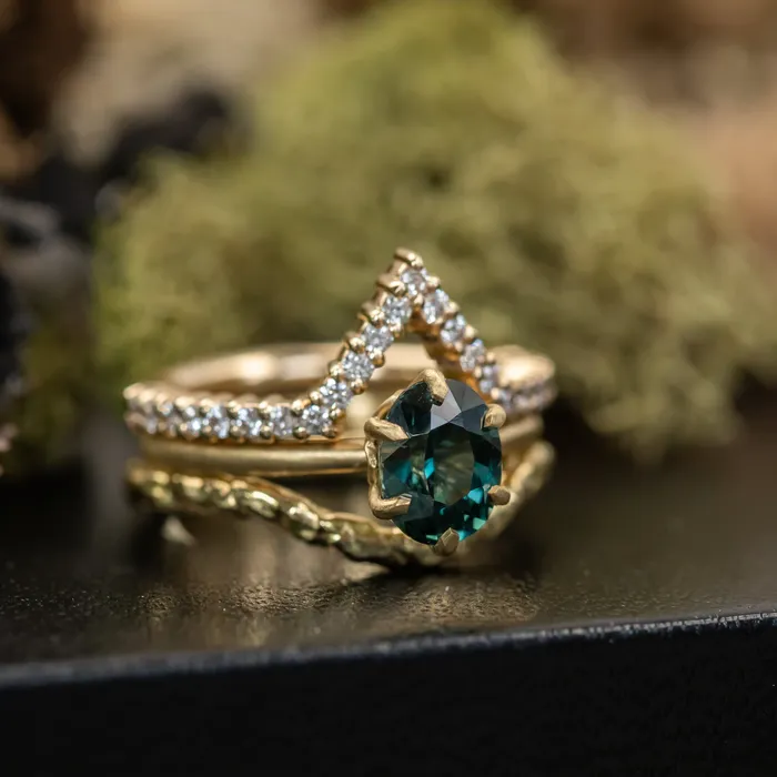 Anueva Jewelry PreStyled Sets 177ct Teal Oval Madagascar Sapphire Lotus Six Prong Solitaire in Satin 18k Yellow Gold