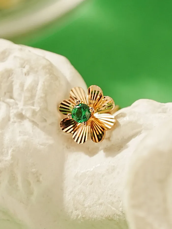 Earrings MinimalBijoux 14K Gold Cutting 4 Petal Clover Cartilage Earring 18G16G
