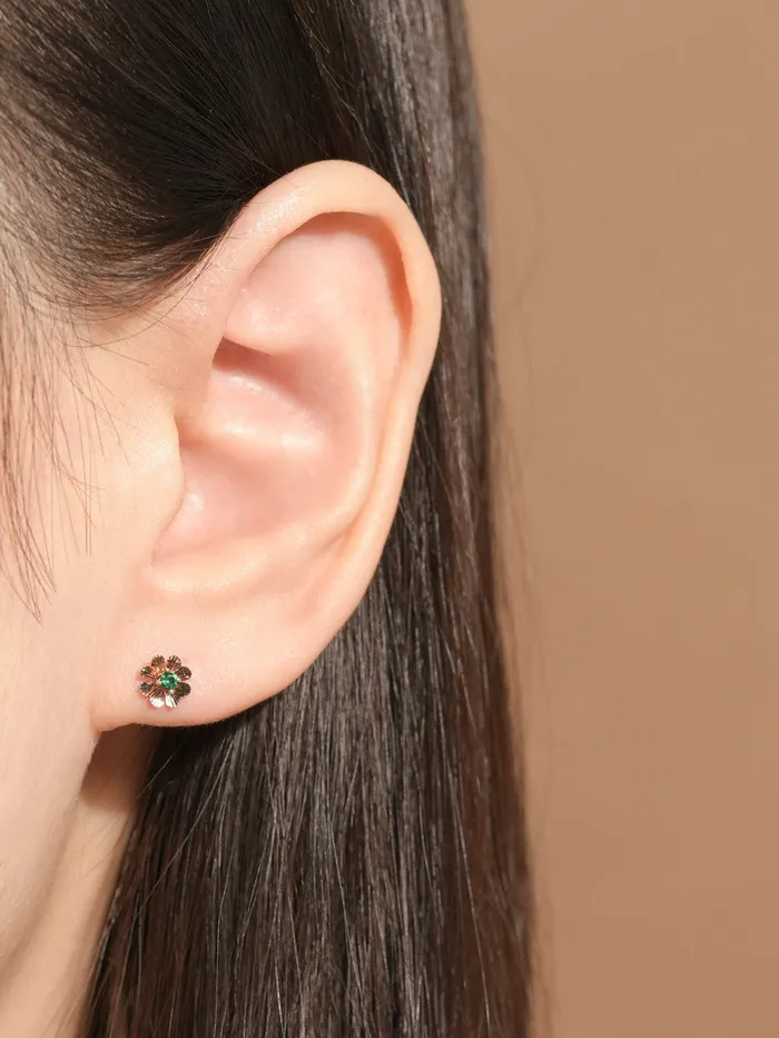 Earrings MinimalBijoux 14K Gold Cutting 4 Petal Clover Cartilage Earring 18G16G