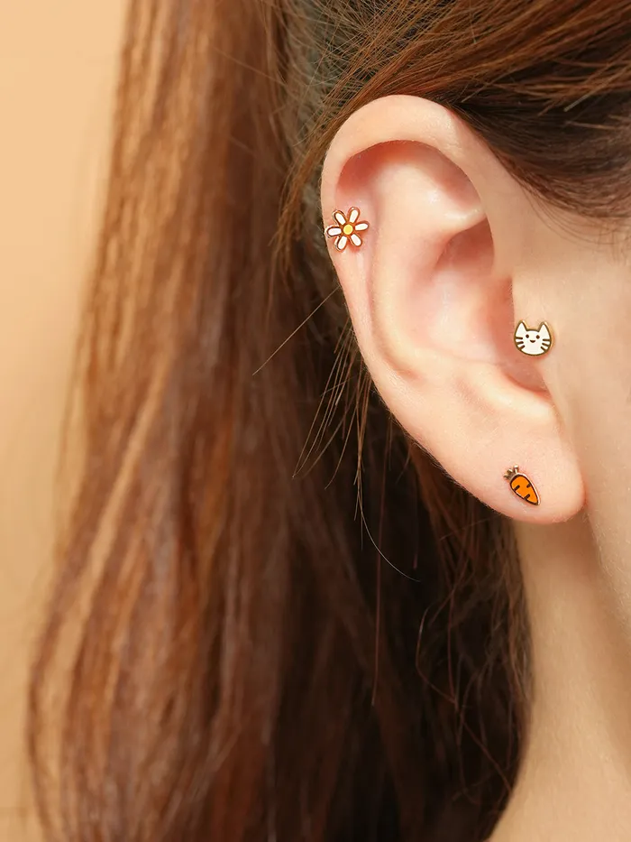 Earrings MinimalBijoux 14K Gold Enamel Simple Daisy Cartilage Earring 20G