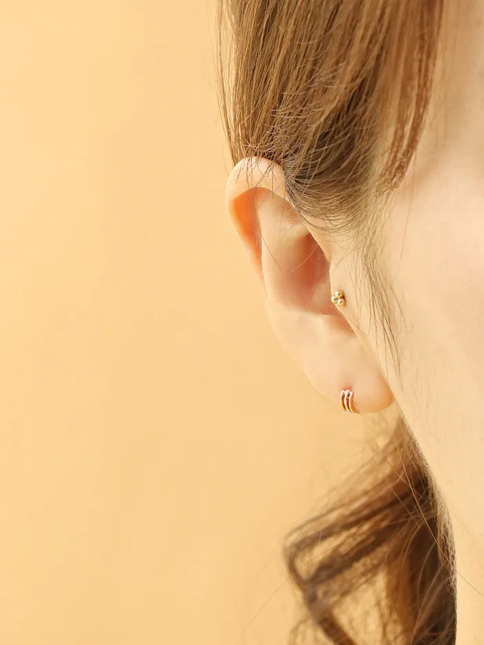 Earrings MinimalBijoux 14K Gold Minimi Triple line half hoop Internally Threaded Labret Piercing 18G16G