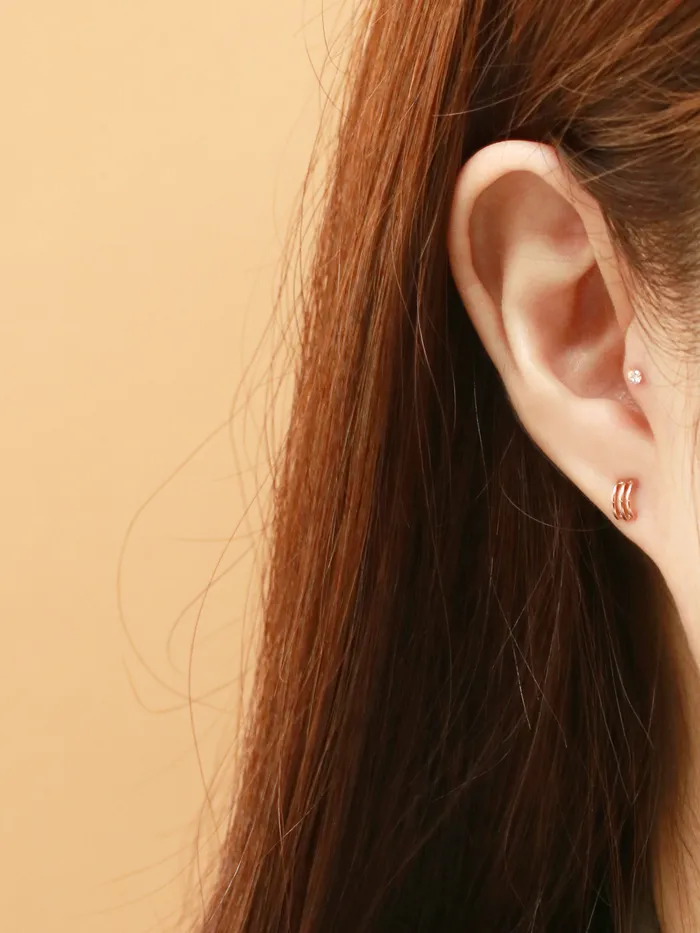 Earrings MinimalBijoux 14K Gold Minimi Triple line half hoop Internally Threaded Labret Piercing 18G16G