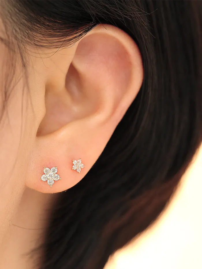 MinimalBijoux Earrings 14K gold Best Flower cartilage earring 20g