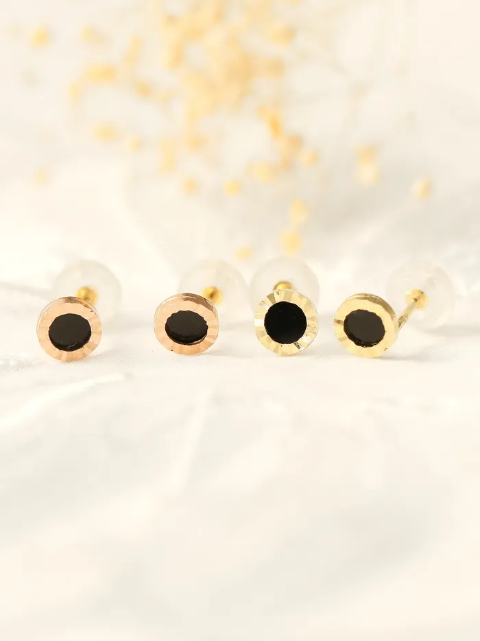 MinimalBijoux Earrings 14K gold Dainty Onyx cartilage earring 20g