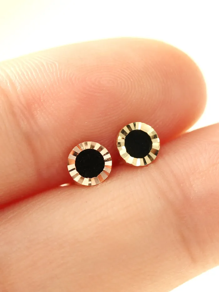 MinimalBijoux Earrings 14K gold Dainty Onyx cartilage earring 20g