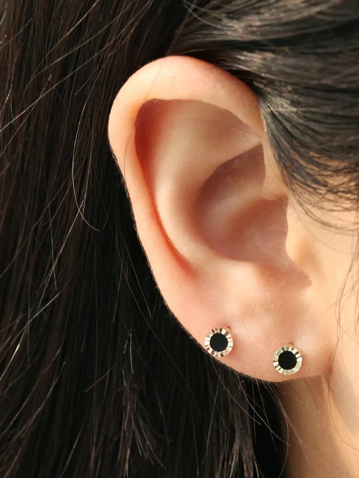 MinimalBijoux Earrings 14K gold Dainty Onyx cartilage earring 20g