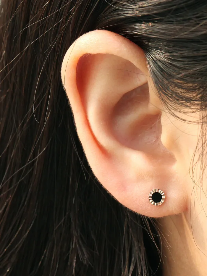 MinimalBijoux Earrings 14K gold Dainty Onyx cartilage earring 20g