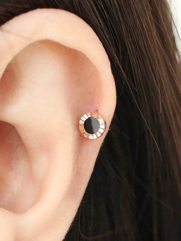 MinimalBijoux Earrings 14K gold Dainty Onyx cartilage earring 20g