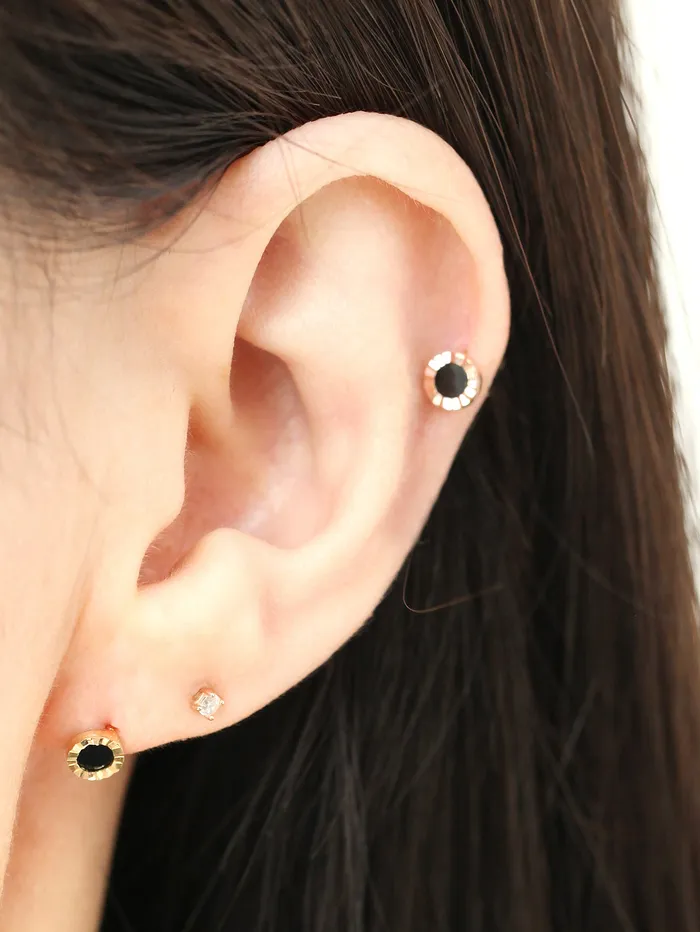 MinimalBijoux Earrings 14K gold Dainty Onyx cartilage earring 20g