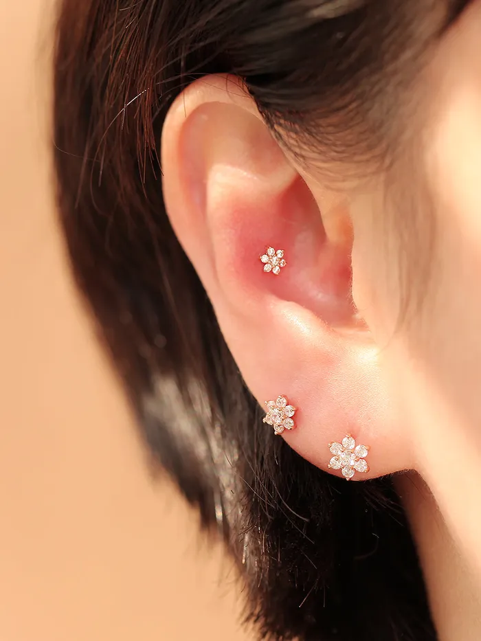 MinimalBijoux Earrings 14K gold Lovely Flower Internally Threaded Labret Piercing 18g16g