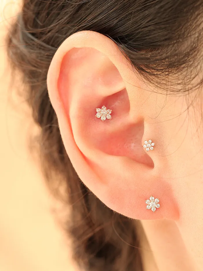 MinimalBijoux Earrings 14K gold Lovely Flower Internally Threaded Labret Piercing 18g16g