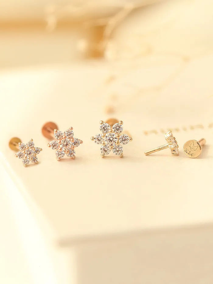 MinimalBijoux Earrings 14K gold Lovely Flower Internally Threaded Labret Piercing 18g16g