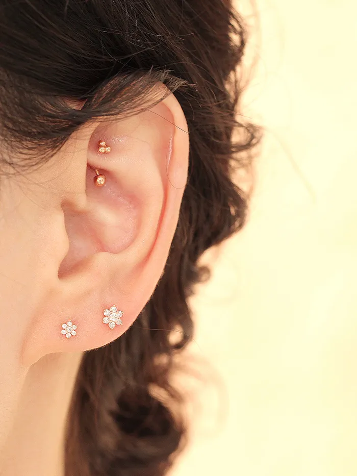 MinimalBijoux Earrings 14K gold Lovely Flower Internally Threaded Labret Piercing 18g16g