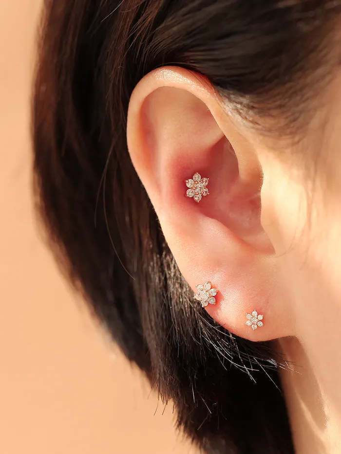 MinimalBijoux Earrings 14K gold Lovely Flower Internally Threaded Labret Piercing 18g16g
