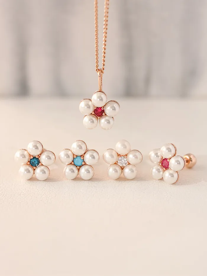 Necklaces MinimalBijoux 14K 18K Gold Lovely Pearl Flower Cubic Pendant Necklace Necklaces MinimalBijoux 14K 18K Gold Lovely Pearl Flower Cubic Pendant Necklace