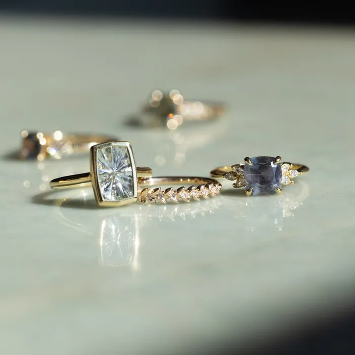 Rob Coggins Rings 259ct Fantasy Cut Untreated Montana Sapphire Contemporary Bezel Set Ring in 18k Yellow