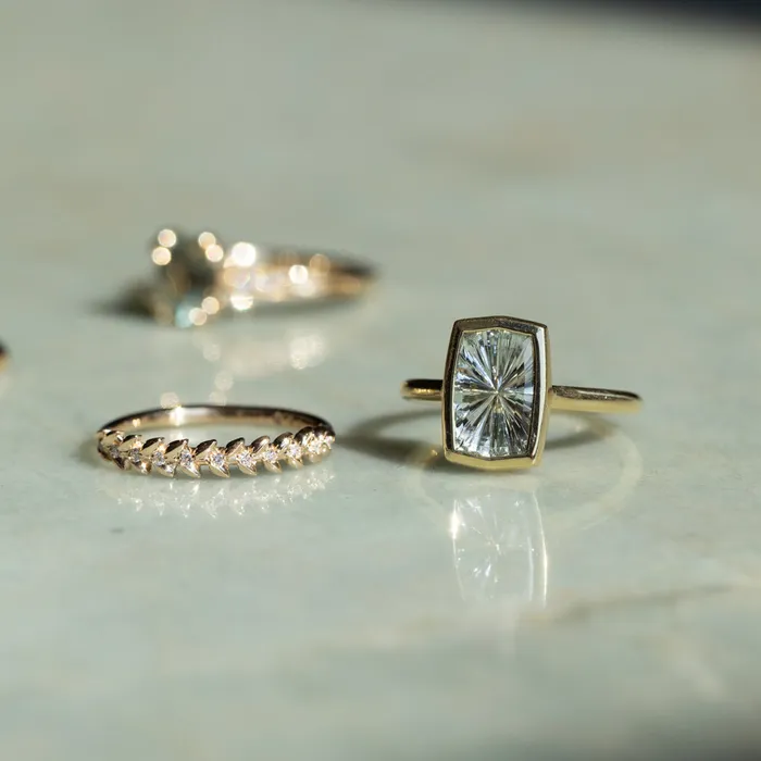 Rob Coggins Rings 259ct Fantasy Cut Untreated Montana Sapphire Contemporary Bezel Set Ring in 18k Yellow