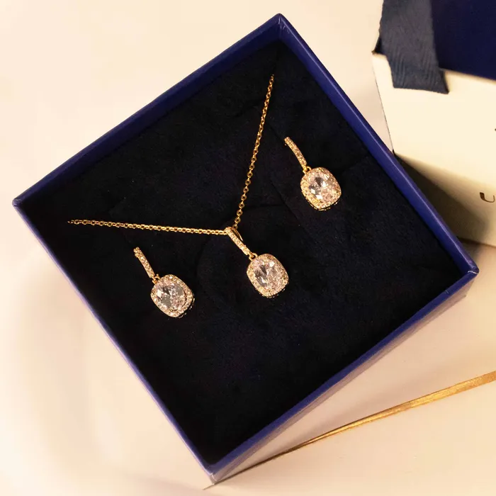 Upakarna Necklaces Oval shaped Diamond Necklace Gift Set