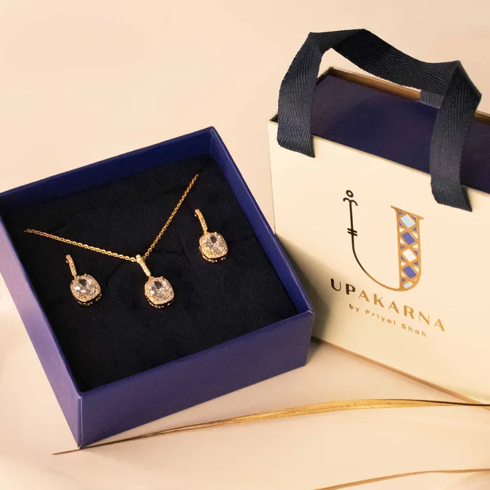 Upakarna Necklaces Oval shaped Diamond Necklace Gift Set