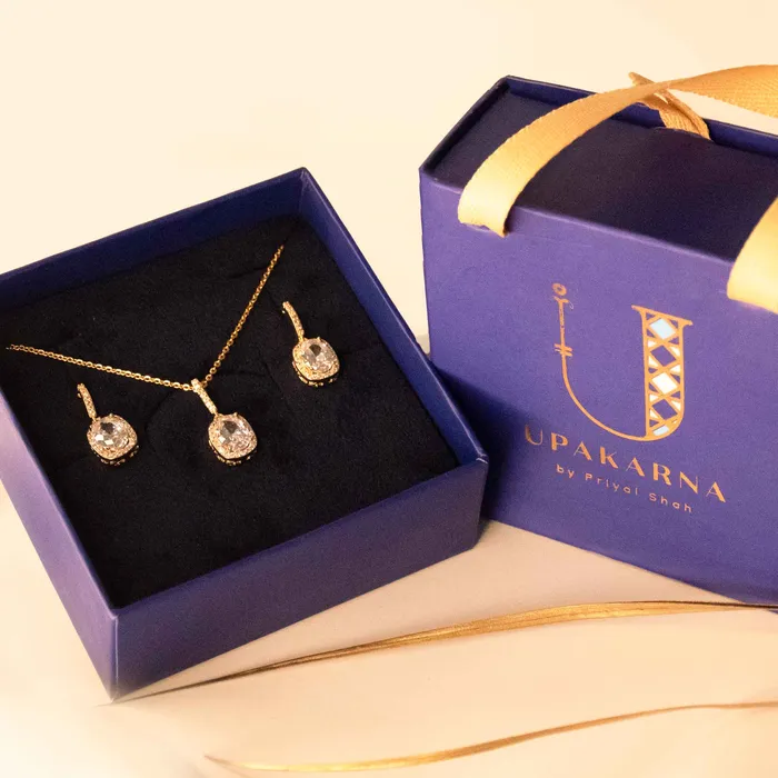 Upakarna Necklaces Oval shaped Diamond Necklace Gift Set
