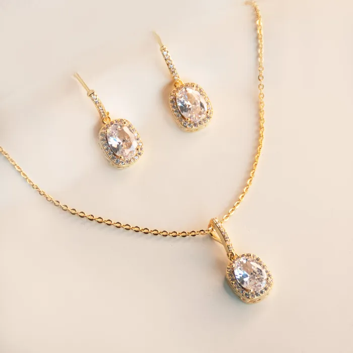 Upakarna Necklaces Oval shaped Diamond Necklace Gift Set